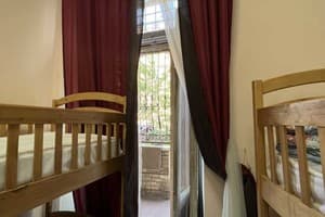 Хостел Dja Hostel. Место в общем 8-местном номере Бордо 12