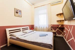 В центре Киева по ул.Саксаганского 11